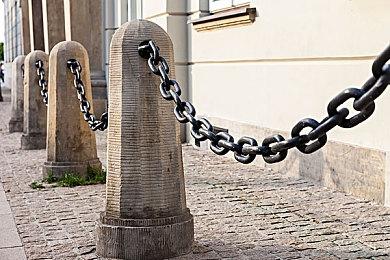 《生化4重制版》典藏版开箱 手持霰弹枪的里昂雕像